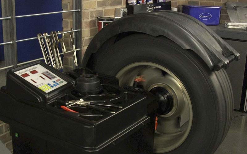 Wheel balancing Machine
